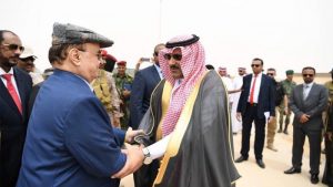 هاجم قبائل المحافظة المطالبة بانسحاب القوات السعودية: هادي في ضيافة السفير السعودي في المهرة اليمنية!