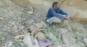 بالصور: قصة نازح من صعدة نجا بعائلته من غارة للتحالف فطاردهم الطيران وقتل طفليه الوحيدين