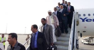 صحيفة حكومية سعودية تدعو إلى طرد وزراء ومسؤولي حكومة هادي من المملكة