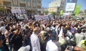 توسع الاحتجاجات في مناطق تعز المحتلة تنديداً باغتيال مديرة النظافة