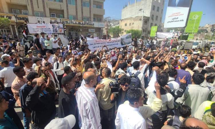 توسع الاحتجاجات في مناطق تعز المحتلة تنديداً باغتيال مديرة النظافة