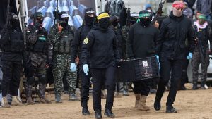 القسام تعلن تسليم جثامين أربعة أسرى صهاينة ضمن صفقة التبادل