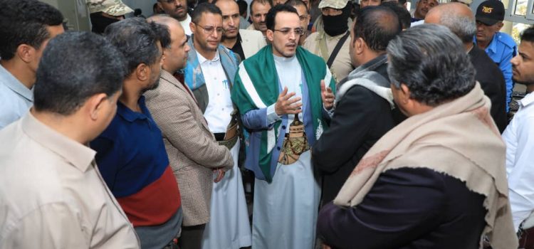 وزير المالية يطلع على سير العمل بمصلحة الضرائب والجمارك ومكتب جمرك صنعاء