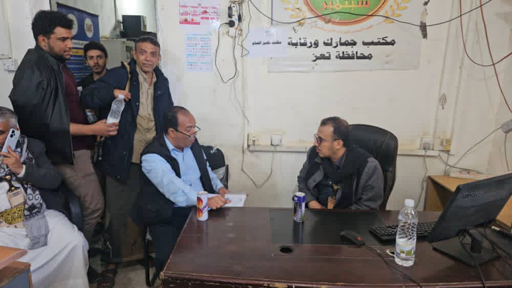 القائم بأعمال رئيس مصلحة الضرائب والجمارك يتفقد عدداً من المكاتب والمراكز الضريبية والجمركية في إب وتعز وذمار