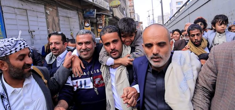 قيادات وكوادر وزارة الشباب تشارك آل المهدي فرحتهم بعودة ابنهم من الأسر