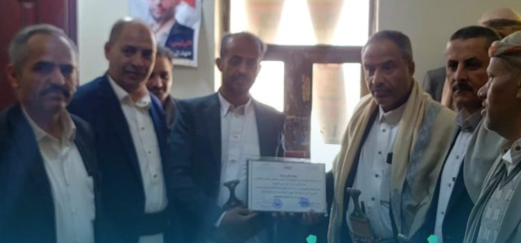 مكتب ضرائب محافظة عمران يكرّم الموظفين المتميزين