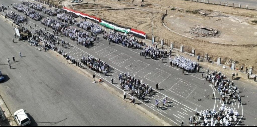 عرض مهيب لأربعة آلاف طالب من خريجي دورات طوفان الأقصى بالحديدة