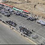 عرض مهيب لأربعة آلاف طالب من خريجي دورات طوفان الأقصى بالحديدة