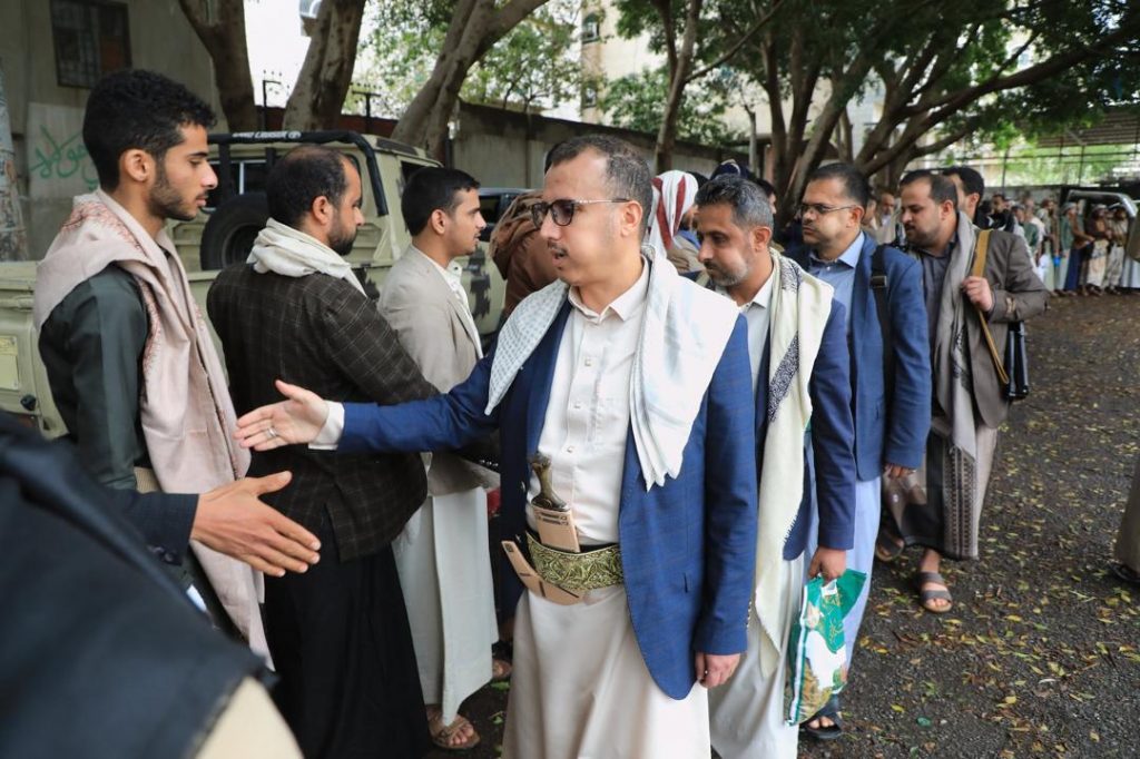 قيادات من وزارتي المالية والاقتصاد تزور المرابطين في جبهة القصر بتعز