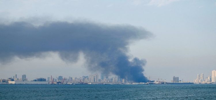 وكالة رويترز: إصابة ناقلة أمريكية أثناء رسوها في ميناء بحريني