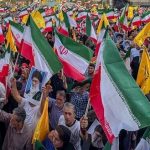 ملايين الإيرانيين يملؤون الساحات فرحاً بالنصر التاريخي ووسم “إيران تنتصر” يتصدر الإعلام الرقمي