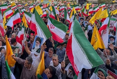 ملايين الإيرانيين يملؤون الساحات فرحاً بالنصر التاريخي ووسم “إيران تنتصر” يتصدر الإعلام الرقمي