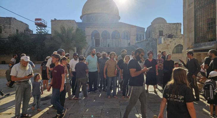 150 مغتصباً صهيونيا يدنسون باحات الأقصى الشريف