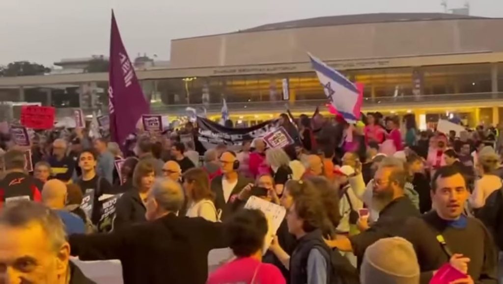 المظاهرات الصهيونية تتواصل ضد مجرمي الحرب تنديداً بانعكاسات وأعباء العدوان على إيران