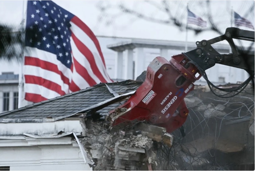 صحيفة بريطانية تنشر مقالًا بعنوان: أمريكا تدمر نفسها