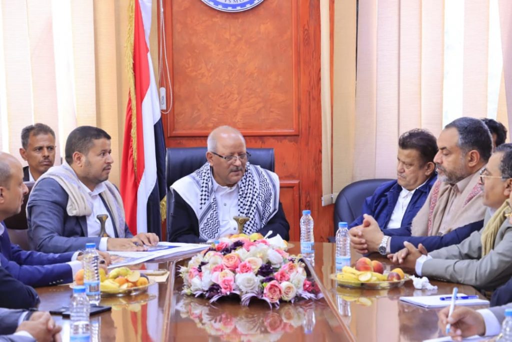 عضو المجلس السياسي الأعلى محمد النعيمي يناقش تطوير المختبرات والبنية التحتية بهيئة المواصفات