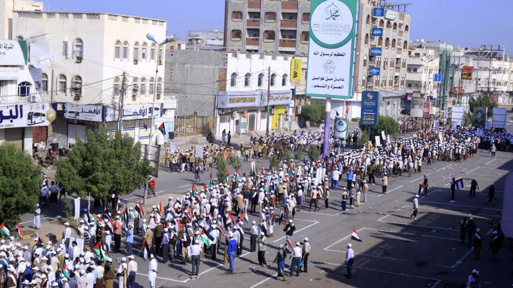 مسير شعبي ووقفة قبلية مسلحة بالحديدة تأييداً للسيد القائد ومباركةً لانتصار الجمهورية الإسلامية