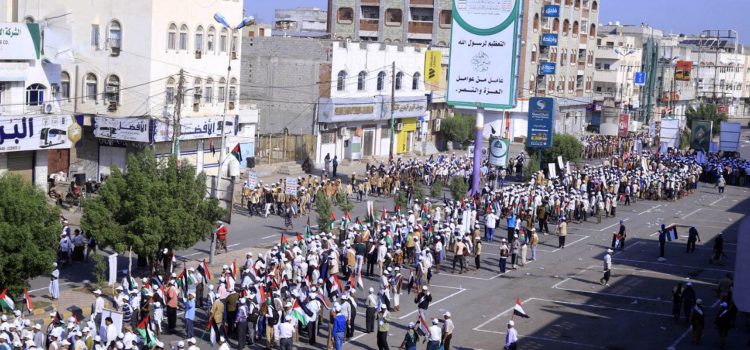 مسير شعبي ووقفة قبلية مسلحة بالحديدة تأييداً للسيد القائد ومباركةً لانتصار الجمهورية الإسلامية