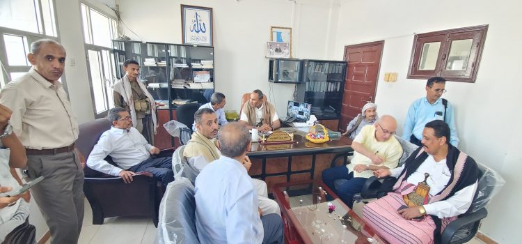 محافظ الحديدة يتفقد مستوى الانضباط الوظيفي بمكتب الضرائب عقب إجازة عيد الأضحى