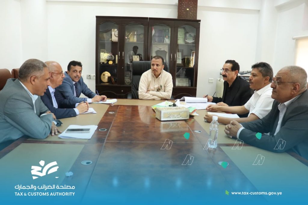 قيادة مصلحة الضرائب والجمارك تعقد اجتماعا للاطلاع على مستجدات تنفيذ عملية الدمج