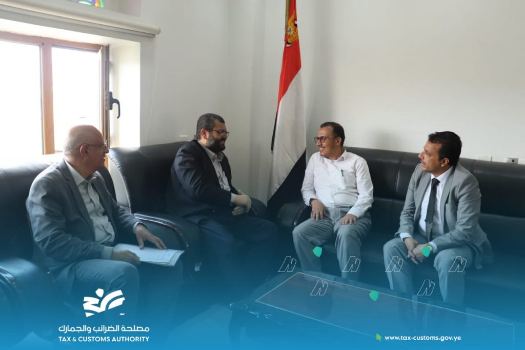 مناقشة التعاون المشترك بين وزارة الصحة ومصلحة الضرائب والجمارك