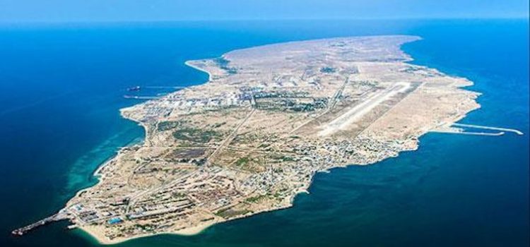 المهمة المستحيلة في السيطرة على مفتاح هرمز.. ما وراء التركيز الأمريكي على جزيرة قشم الإيرانية؟