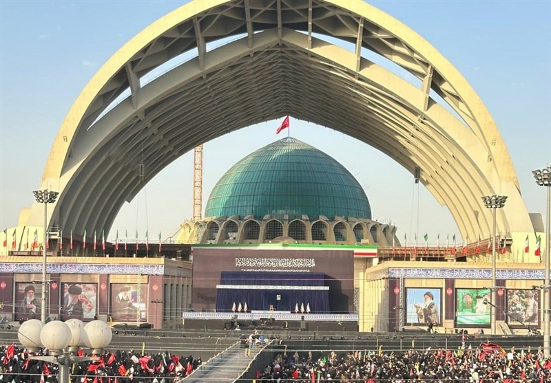 انطلاق مراسم وداع الشهيد القائد السيد علي الخامنئي بحضور شعبي مليوني في مصلى الإمام الخميني بطهران