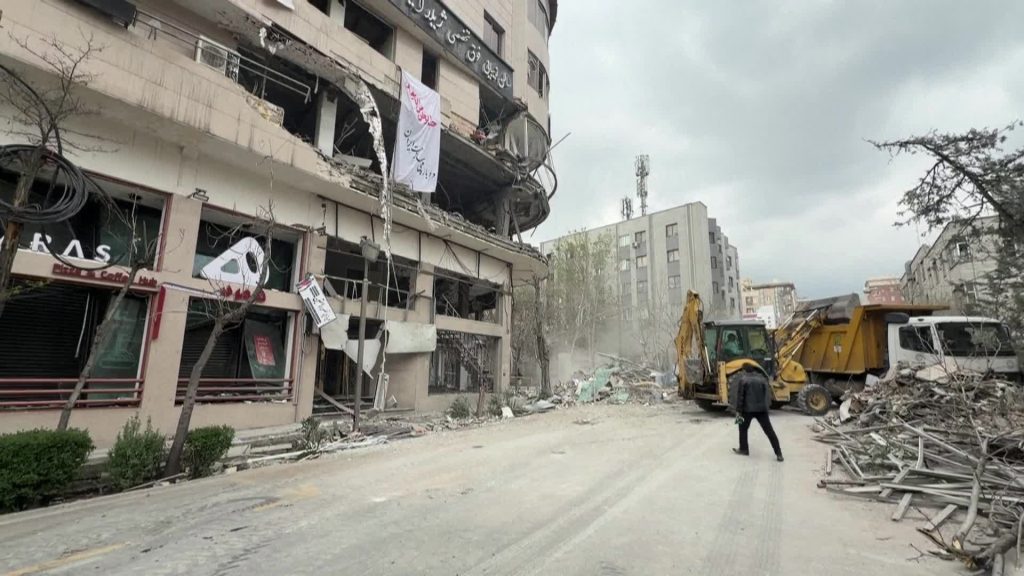 عشرات الشهداء في عدوان أمريكي استهدف بنى تحتية جنوب إيران والجيش الإيراني يتوعد بردّ حاسم