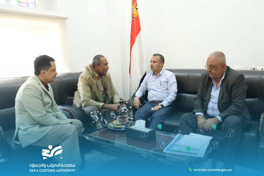 القائم بأعمال رئيس مصلحة الضرائب والجمارك ومحافظ الحديدة يناقشان تعزيز التعاون بين المصلحة والسلطة المحلية بمحافظة الحديدة