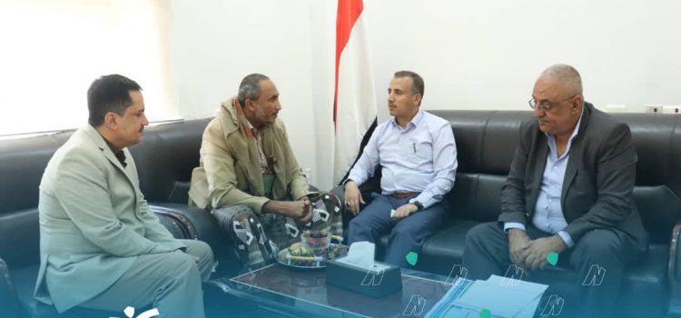 القائم بأعمال رئيس مصلحة الضرائب والجمارك ومحافظ الحديدة يناقشان تعزيز التعاون بين المصلحة والسلطة المحلية بمحافظة الحديدة