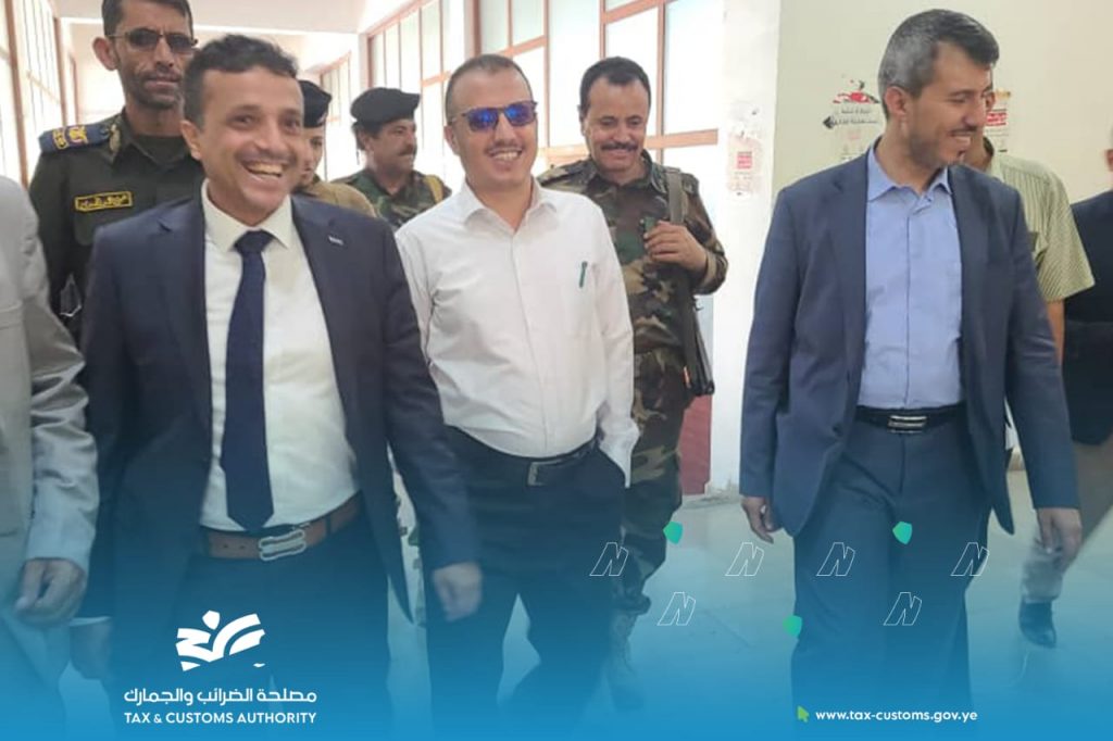 القائم بأعمال رئيس مصلحة الضرائب والجمارك ونائبه يتفقدان مرافق المصلحة لمتابعة إستكمال عملية الدمج المكاني