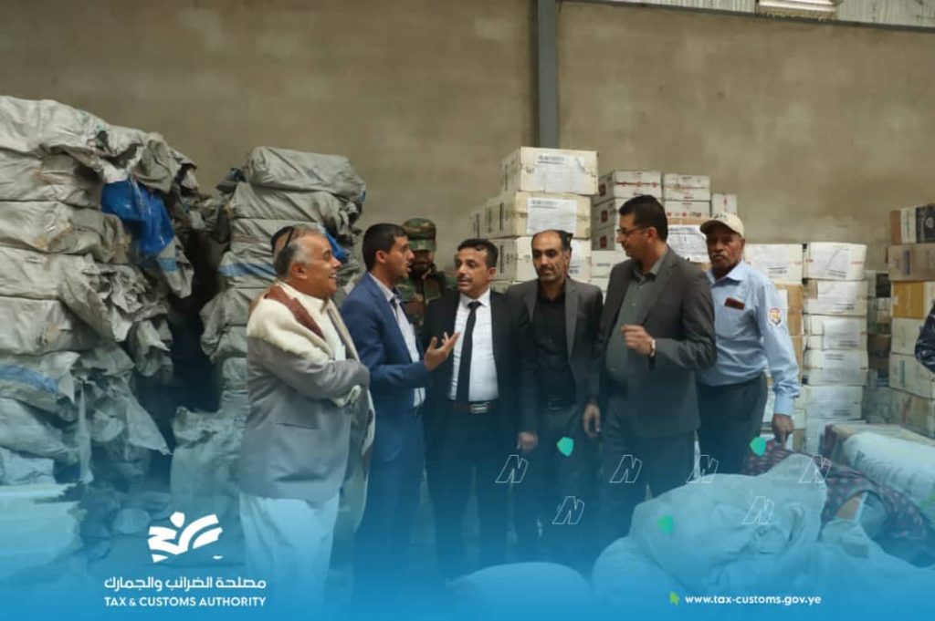 نائب رئيس مصلحة الضرائب والجمارك يطلع على الاستعدادات لتنفيذ آلية الترسيم الجديدة للسجائر بمكتب جمارك ورقابة صنعاء