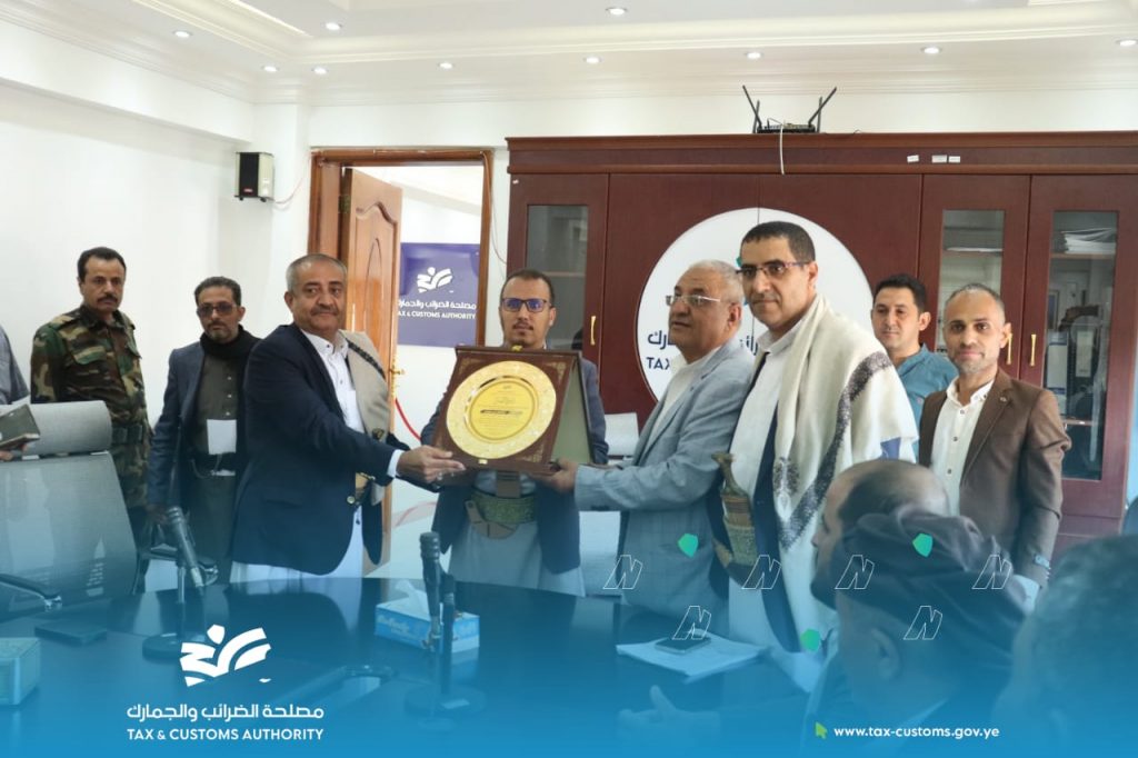 القائم بأعمال رئيس مصلحة الضرائب والجمارك يكرّم عدداً من موظفي الوحدة التنفيذية لخدمات مكلفي ضريبة مبيعات القات