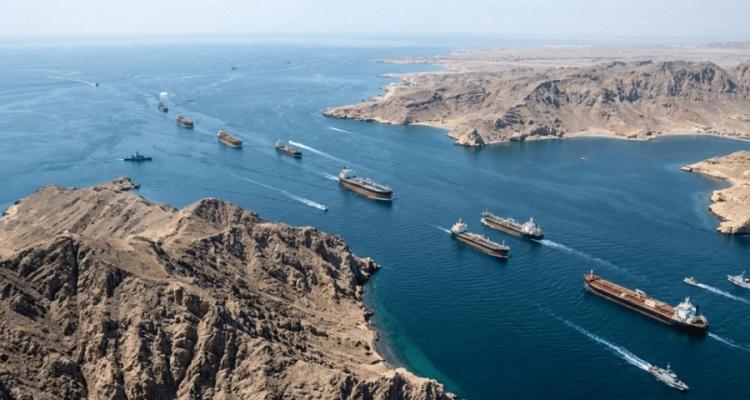 الغارديان: أوروبا قد تذعن لإيران وتدفع رسوما للمرور عبر مضيق هرمز