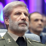 قائد الجيش الإيراني يحذر القوات الأمريكية من التوغل في الأراضي الإيرانية ويؤكد: ستواجه بمقاومة ساحقة