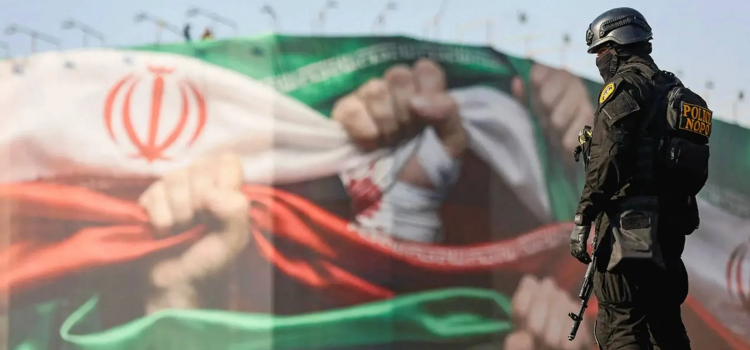 “القط ذو الحذاء”… كيف خطط الموساد لإسقاط النظام الإيراني؟