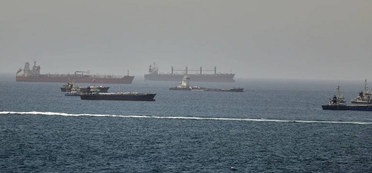 بلاغ غامض في خليج عُمان… ناقلة نفط وقوات عسكرية في قلب الحادث
