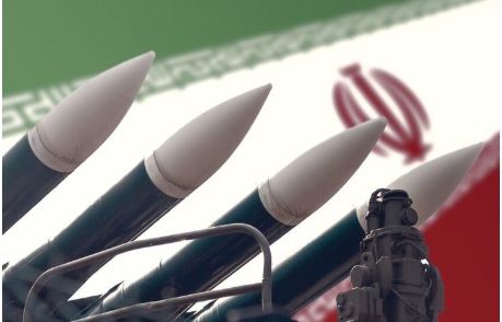 إيران تتوعد بردّ حاسم على أي عدوان وتعلن استهداف قواعد أمريكية في الكويت والأردن