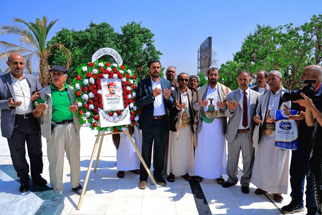 قيادة وكوادر وزارة الشباب والرياضة يزورون أضرحة شهداء الوطن في ميدان السبعين