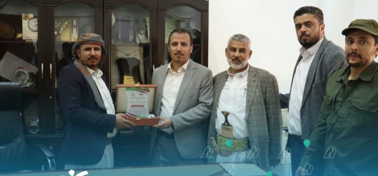 اللجنة الزراعية والسمكية العليا ومؤسسة «يمن ثبات» تكرمان القائم بأعمال رئيس مصلحة الضرائب والجمارك تقديراً لدعمه إنتاج الأعلاف الحيوانية