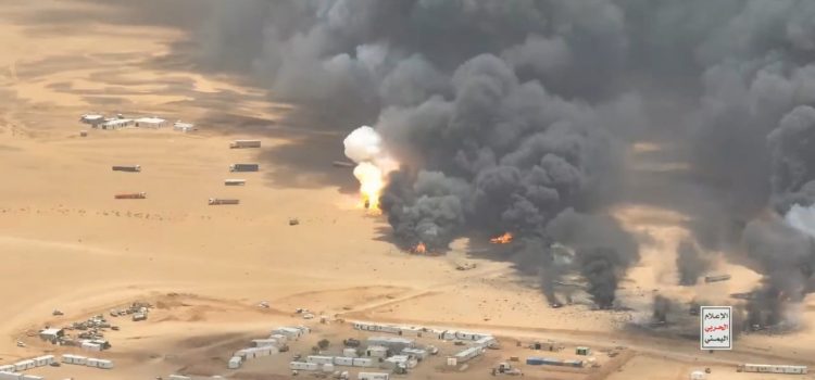 مشاهد نوعية لاستهداف شاحنات محملة بالعتاد العسكري في معسكر الوديعة