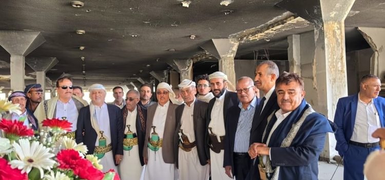 الوهباني والنعيمي وقيادات من أمانة العاصمة يضعون أكاليل من الزهور على أرواح شهداء مجزرة الصالة الكبرى